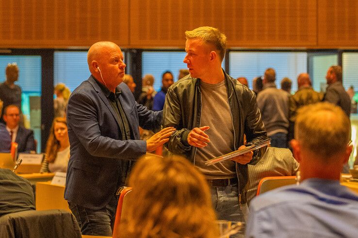 Azc De Tippe krijgt groen licht van Zwolse raad, debat leidt tot protest vanaf tribune