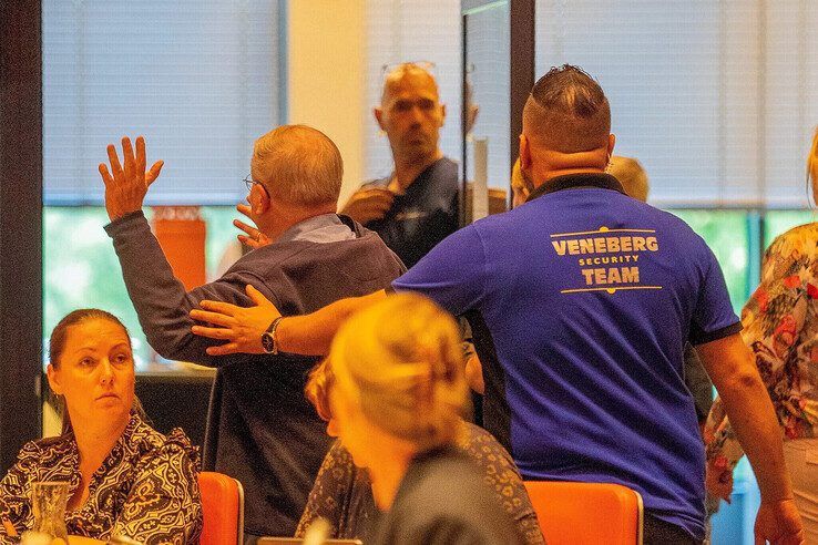 Boze inwoner wordt afgevoerd tijdens raadsbesluit over azc in Zwolle.