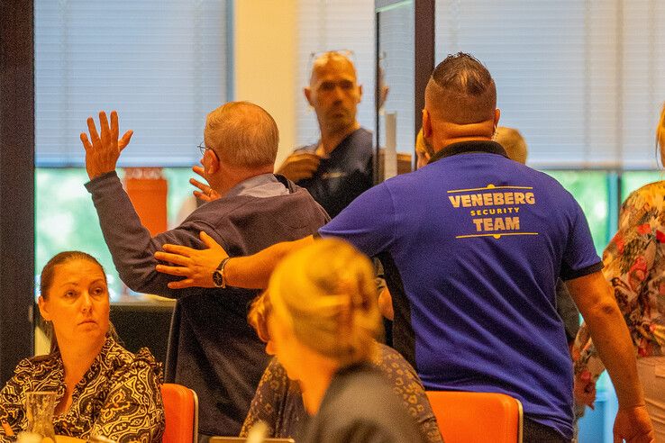 Azc De Tippe krijgt groen licht van Zwolse raad, debat leidt tot protest vanaf tribune
