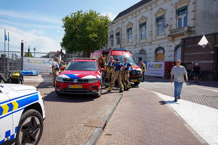 Hulpdiensten zoeken in IJssel bij Kampen na vondst spullen onder Stadsbrug