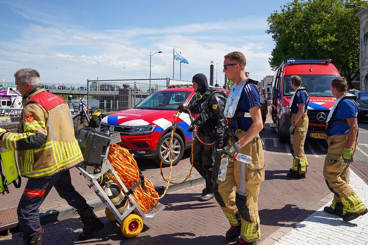 Hulpdiensten zoeken in IJssel bij Kampen na vondst spullen onder Stadsbrug
