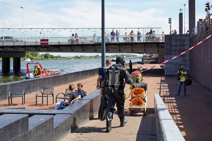 Brandweerlieden bij de Stadsbrug in Kampen.
