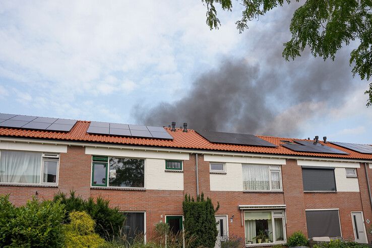 Vlammenzee achter woning Kampen, politie doet onderzoek (video)