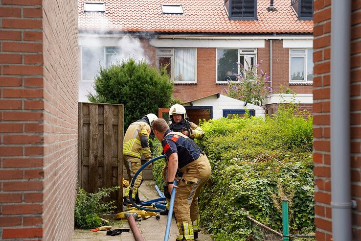 Vlammenzee achter woning Kampen, politie doet onderzoek (video)