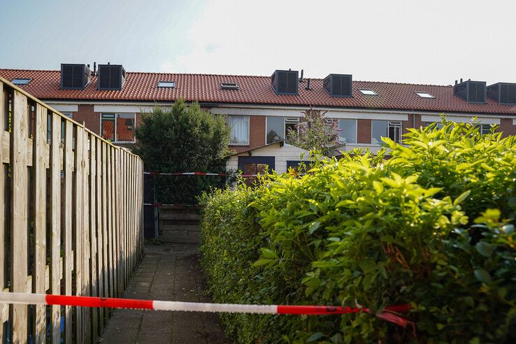 Vlammenzee achter woning Kampen, politie doet onderzoek (video)