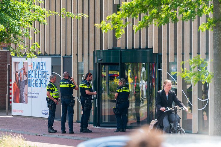 Overvaller opgepakt bij Rabobank in Zwolle, tas zorgt voor hermetische afsluiting Willemskade