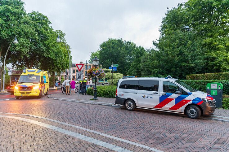 Hulpdiensten bij Sassenpoort na fietsongeval.