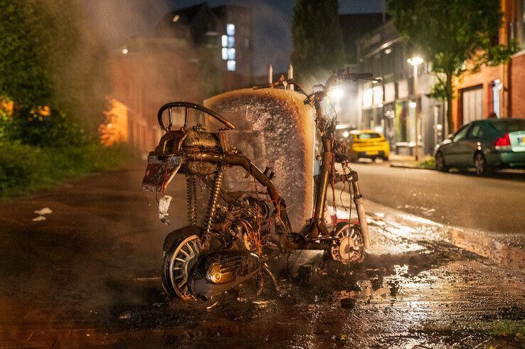 Scooter gaat in vlammen op in Zwolle