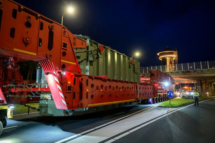 In beeld: Zware transformator succesvol afgeleverd bij hoogspanningsstation in Zwolle