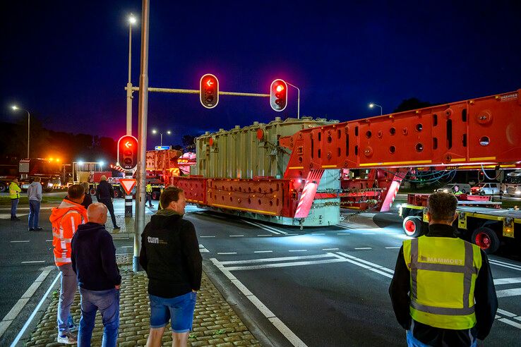 In beeld: Zware transformator succesvol afgeleverd bij hoogspanningsstation in Zwolle