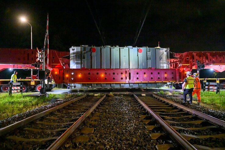 In beeld: Zware transformator succesvol afgeleverd bij hoogspanningsstation in Zwolle