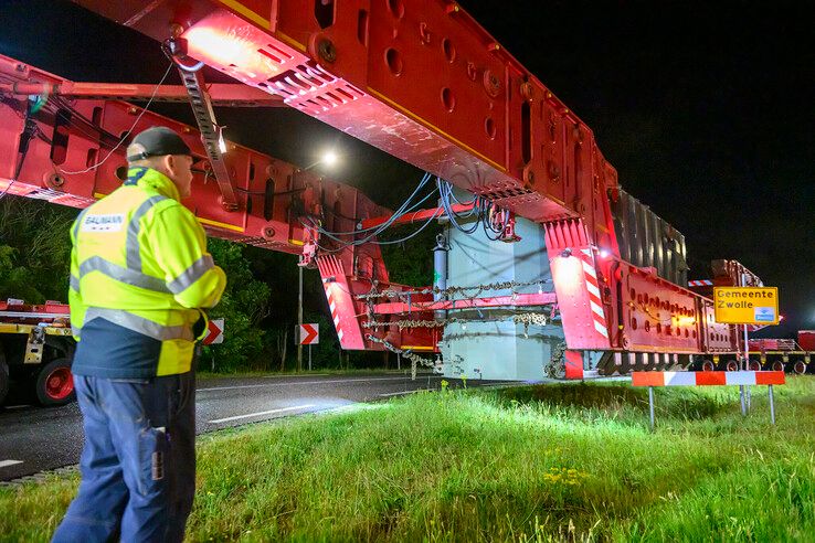 In beeld: Zware transformator succesvol afgeleverd bij hoogspanningsstation in Zwolle
