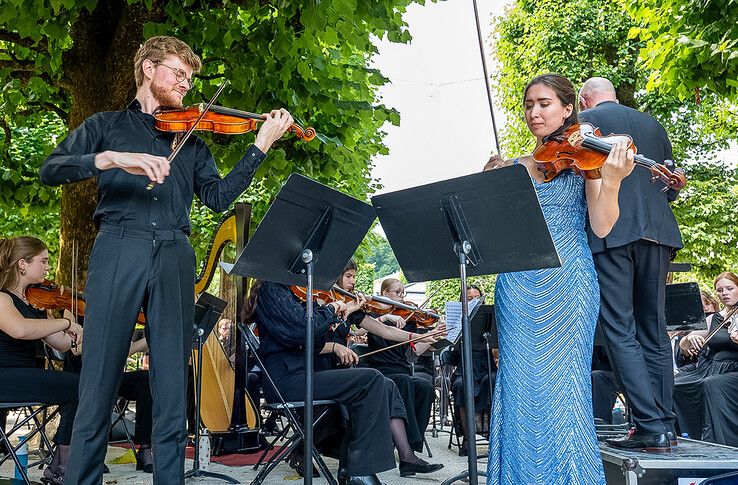 Van links af violist Stijn van Uffelen en altviolist Ester Potjes.