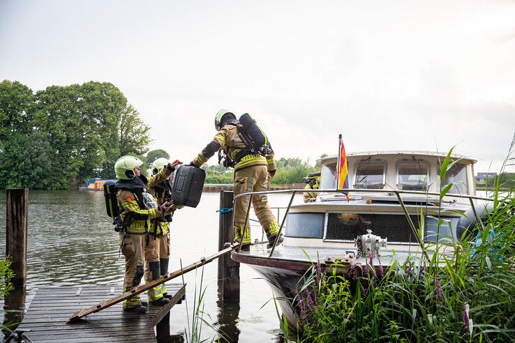 Brandweer bij plezierjacht aan Zwarte Water in Zwolle na harde knal.