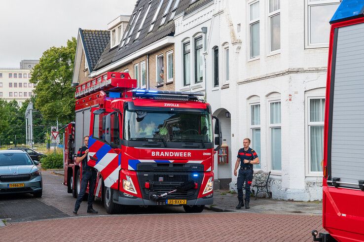 Vrouw onwel door vreemde lucht, brandweer onderzoekt studentenwoning in Zwolle