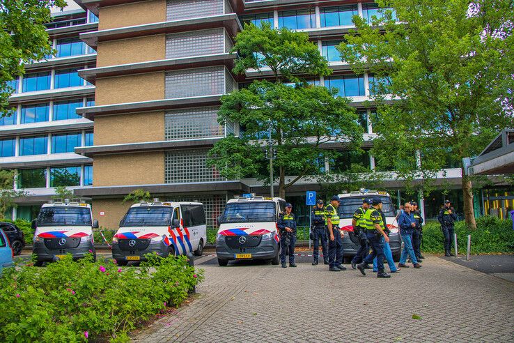 In beeld: Wilders steunt azc-tegenstanders in Zwolle, tegendemonstranten: ‘In Zwolle is geen plek voor haat’