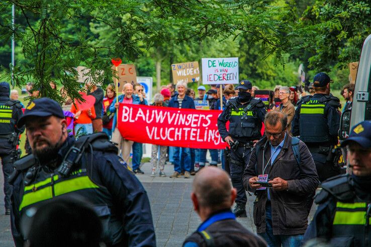 In beeld: Wilders steunt azc-tegenstanders in Zwolle, tegendemonstranten: ‘In Zwolle is geen plek voor haat’
