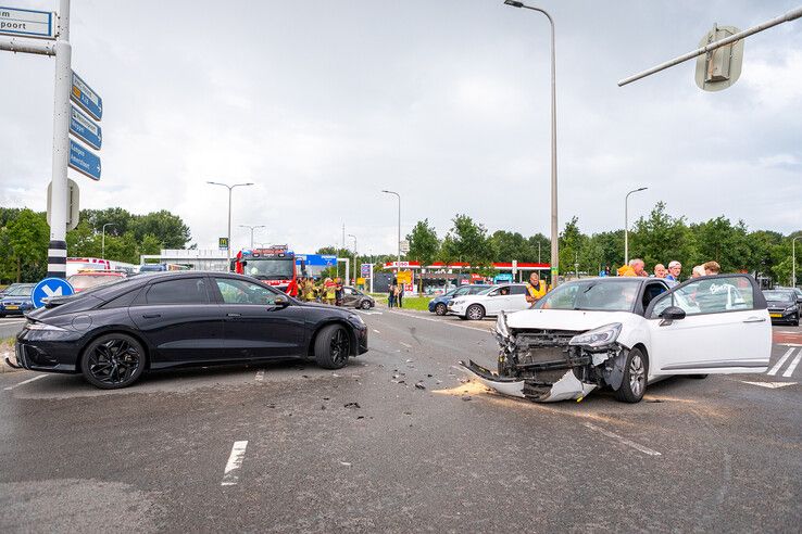 Auto’s botsen op drukke Zwolse kruising, gewonde met spoed naar ziekenhuis
