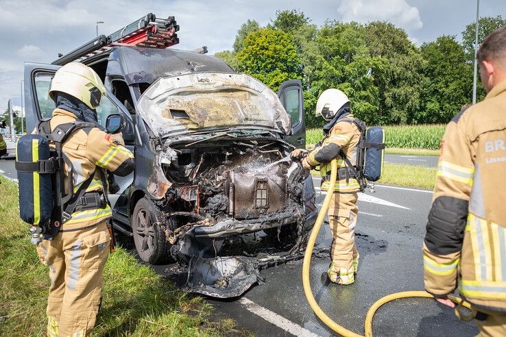Een bestelbus vloog in brand op de N35 bij Heino.