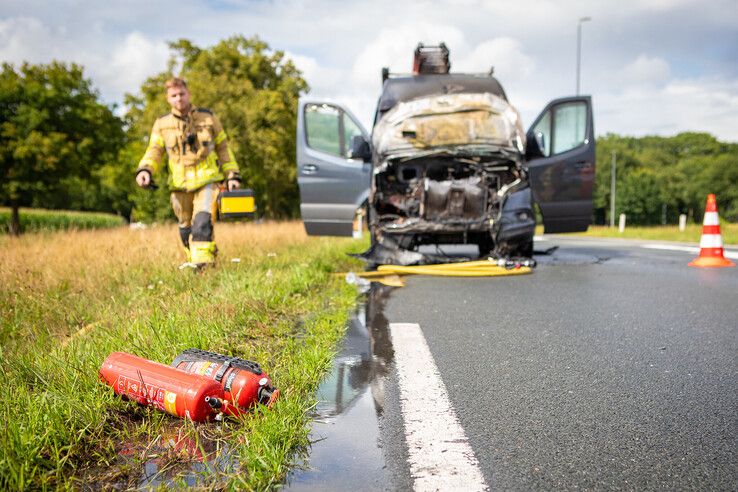 Bestelbus vliegt in brand bij Heino, filevorming op N35