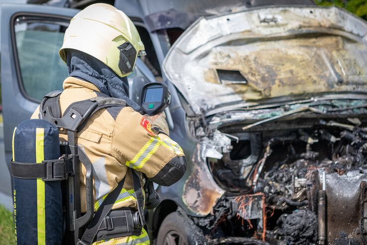 Bestelbus vliegt in brand bij Heino, filevorming op N35
