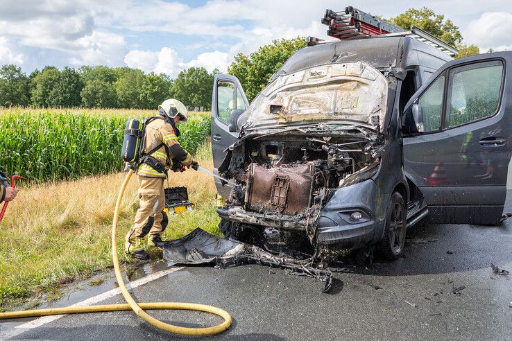 Bestelbus vliegt in brand bij Heino, filevorming op N35