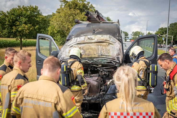 Bestelbus vliegt in brand bij Heino, filevorming op N35