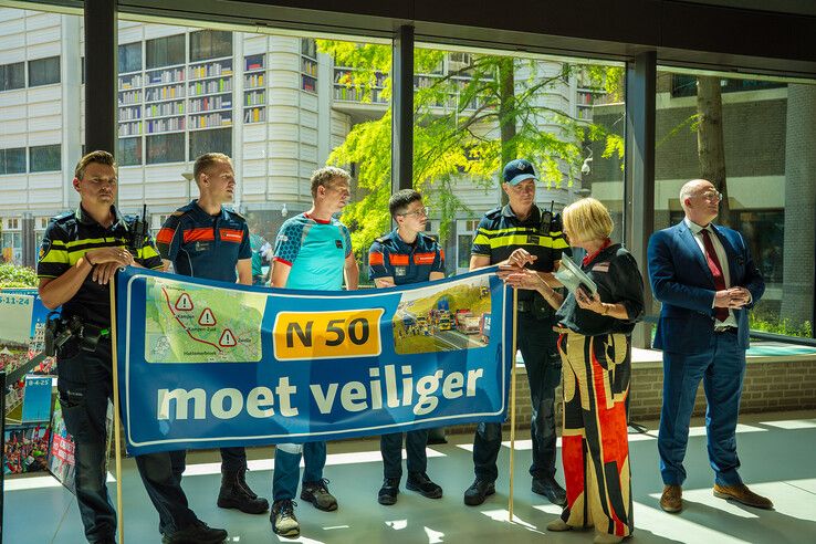 In beeld: N50 bij Kampen al jaren dodenweg – hulpdiensten en bestuurders bieden petitie aan in Den Haag