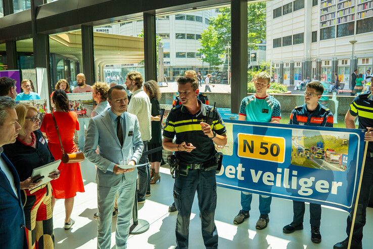 In beeld: N50 bij Kampen al jaren dodenweg – hulpdiensten en bestuurders bieden petitie aan in Den Haag