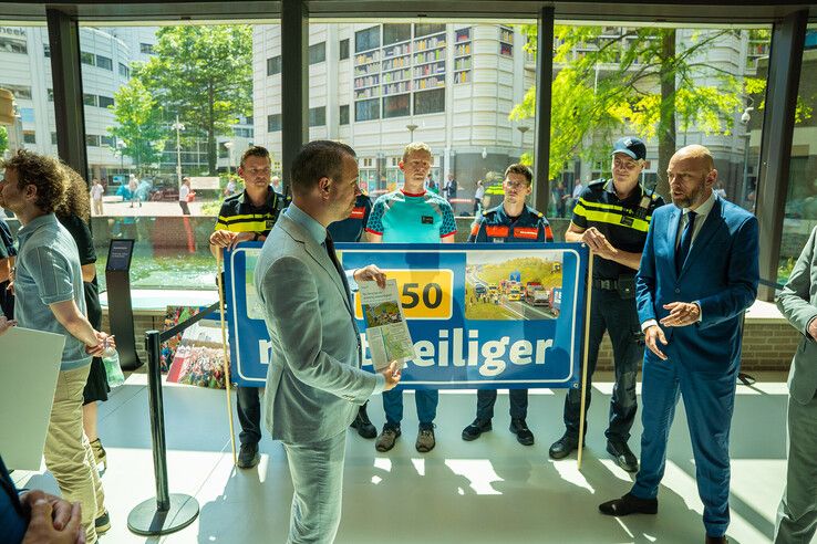 In beeld: N50 bij Kampen al jaren dodenweg – hulpdiensten en bestuurders bieden petitie aan in Den Haag