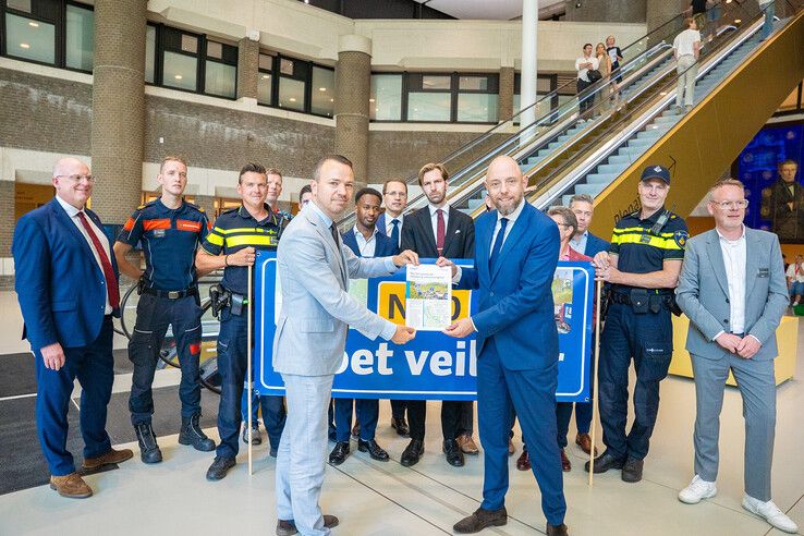 In beeld: N50 bij Kampen al jaren dodenweg – hulpdiensten en bestuurders bieden petitie aan in Den Haag
