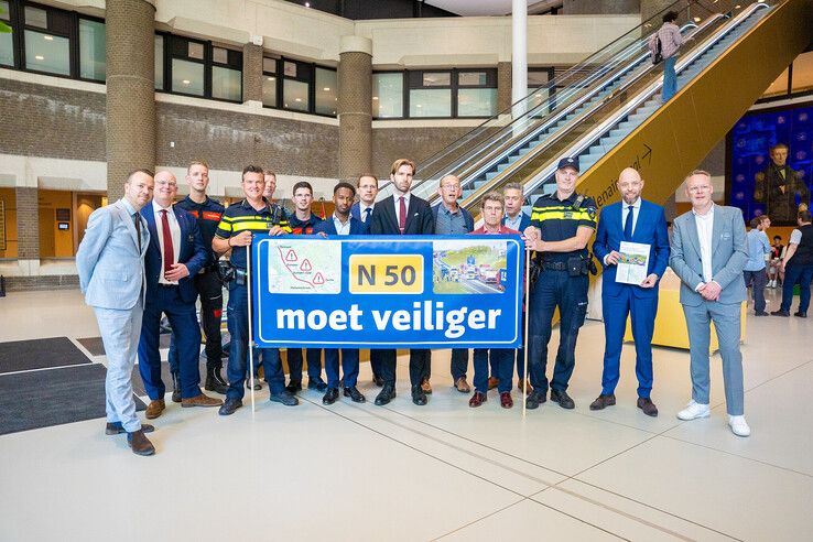 In beeld: N50 bij Kampen al jaren dodenweg – hulpdiensten en bestuurders bieden petitie aan in Den Haag