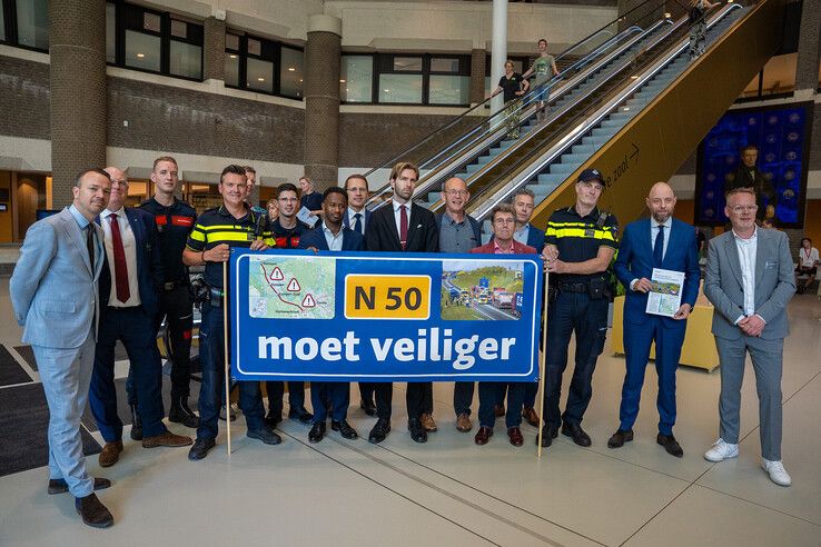 In beeld: N50 bij Kampen al jaren dodenweg – hulpdiensten en bestuurders bieden petitie aan in Den Haag