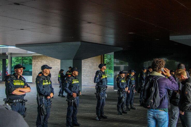 In beeld: Wilders steunt azc-tegenstanders in Zwolle, tegendemonstranten: ‘In Zwolle is geen plek voor haat’
