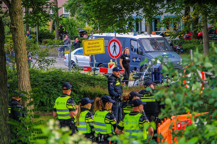 In beeld: Wilders steunt azc-tegenstanders in Zwolle, tegendemonstranten: ‘In Zwolle is geen plek voor haat’