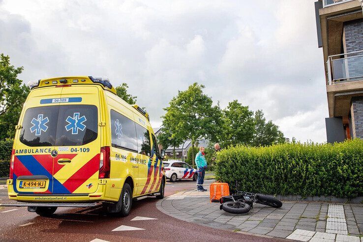 De heg op de kruising eerder deze maand, voor de snoeibeurt.