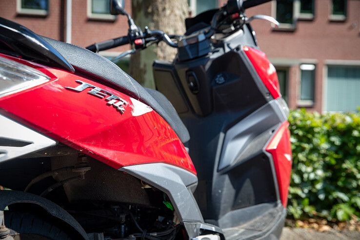 Twee gewonden bij aanrijding op Van Wevelinkhovenstraat in Zwolle