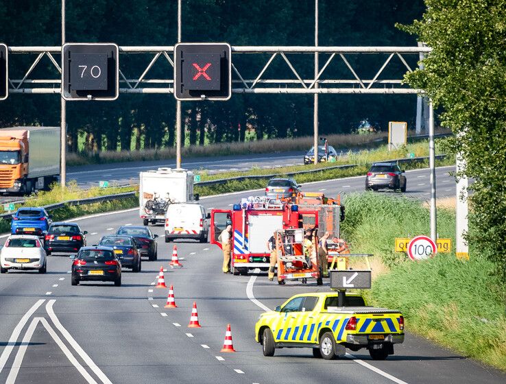 Brandweer bij de elektrische hoogwerker op de A28.