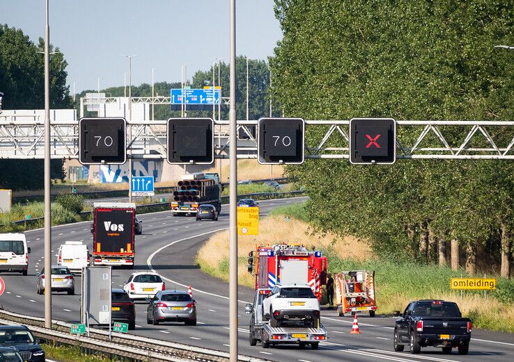 Hoogwerker vat vlam op A28 bij Hattem: brandweer rukt uit vanaf natuurbrand in Heerde (video)