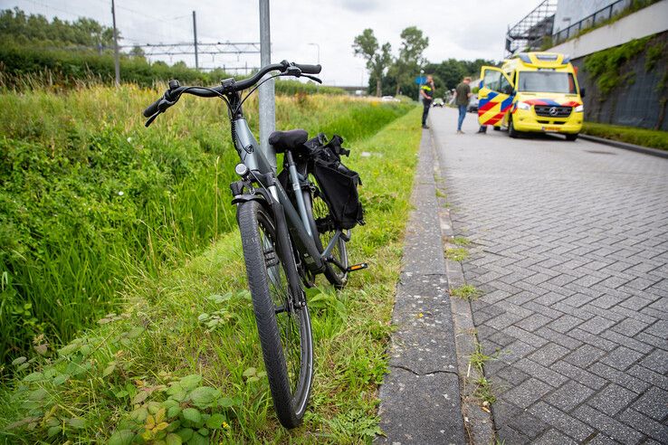 Een fietsster raakte gewond op het terrein van Hogeschool Windesheim in Zwolle.