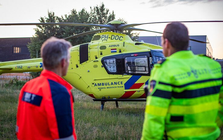 In beeld: Traumahelikopter landt op Boerendanserdijk voor inzet in Wipstrik Zwolle