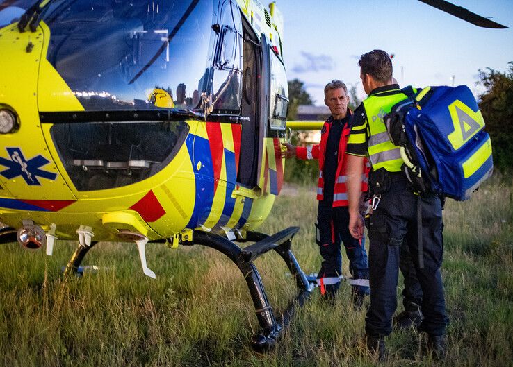 In beeld: Traumahelikopter landt op Boerendanserdijk voor inzet in Wipstrik Zwolle