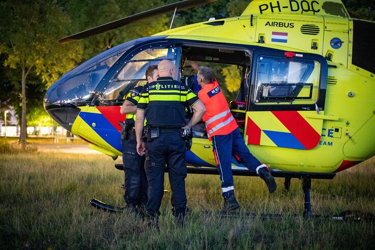 In beeld: Traumahelikopter landt op Boerendanserdijk voor inzet in Wipstrik Zwolle