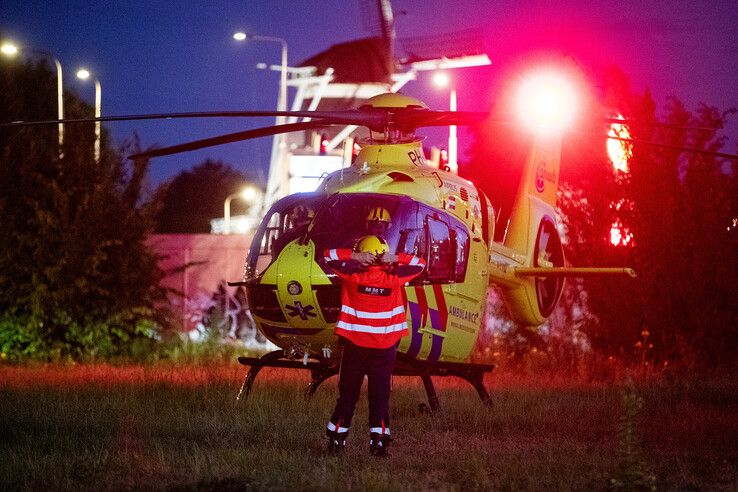 In beeld: Traumahelikopter landt op Boerendanserdijk voor inzet in Wipstrik Zwolle