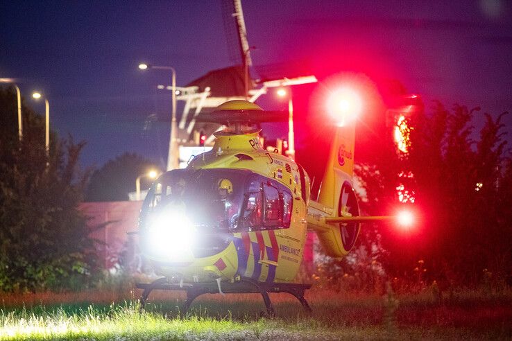 In beeld: Traumahelikopter landt op Boerendanserdijk voor inzet in Wipstrik Zwolle