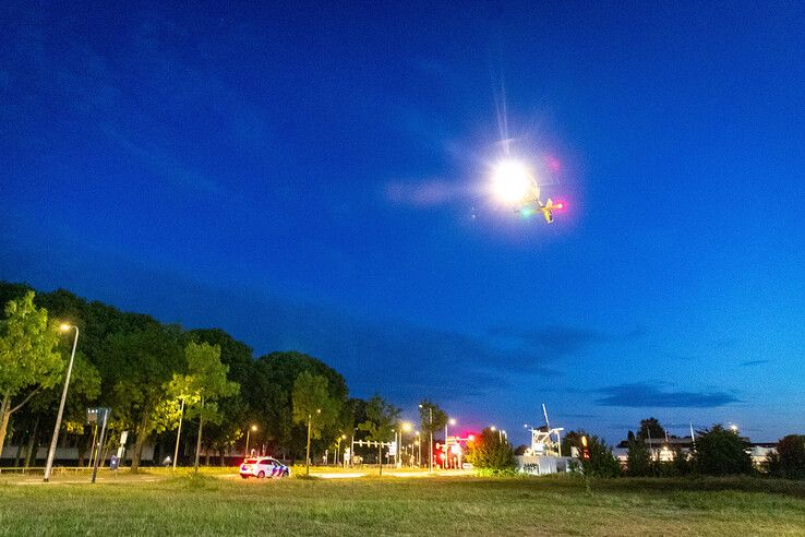 In beeld: Traumahelikopter landt op Boerendanserdijk voor inzet in Wipstrik Zwolle