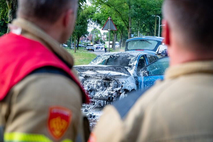 Brandweerlieden bij uitgebrande auto op Meppelerstraatweg in Zwolle.