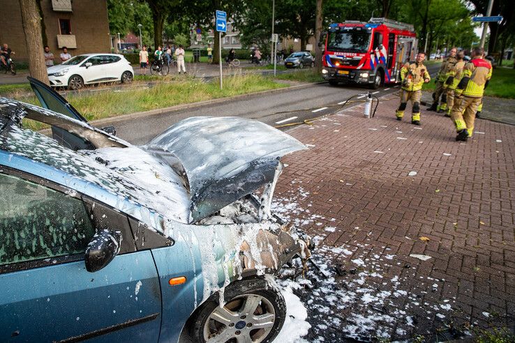 Auto in lichterlaaie na knal op Meppelerstraatweg in Zwolle