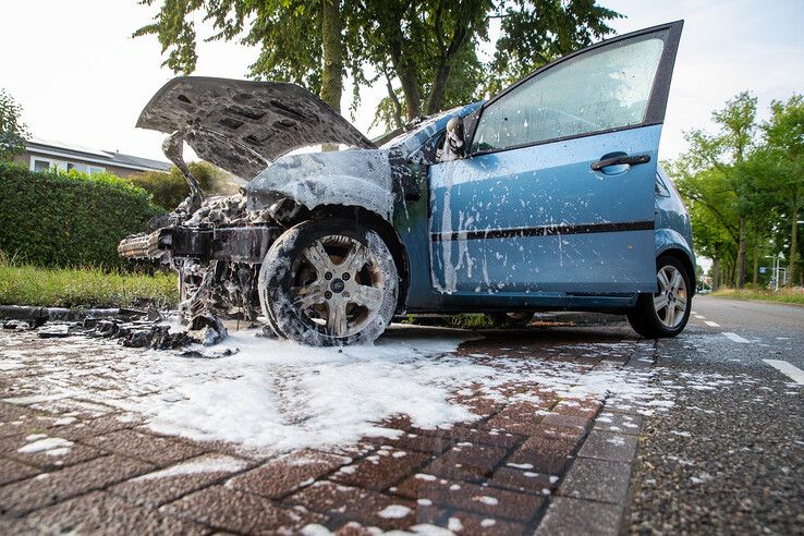 Auto in lichterlaaie na knal op Meppelerstraatweg in Zwolle