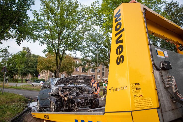 Auto in lichterlaaie na knal op Meppelerstraatweg in Zwolle